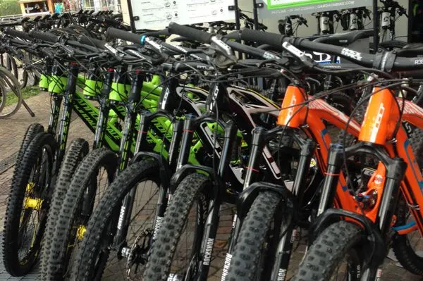 Fila di e-MTB a noleggio davanti al negozio