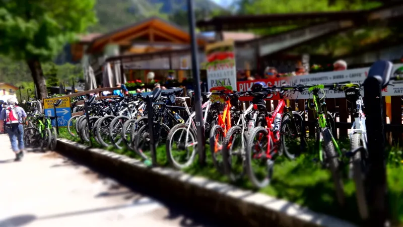 Mountain bike parcheggiate davanti a un rifugio