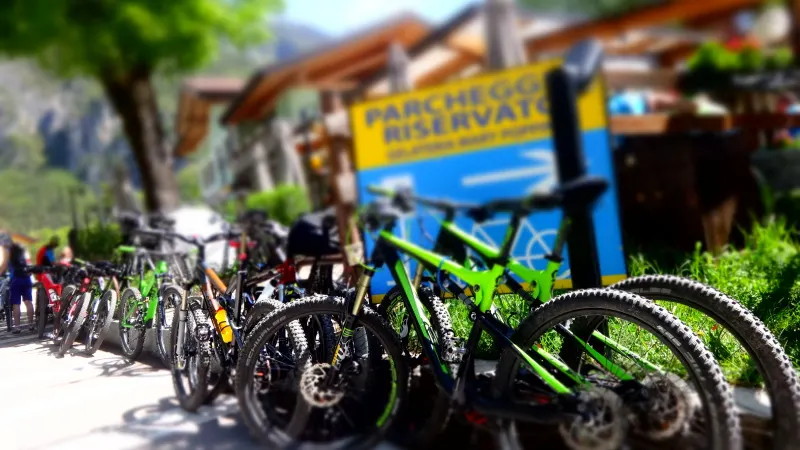 Mountain bike appoggiate allo steccato di un punto ristoro