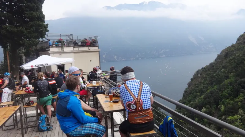 Ciclisti in pausa su una terrazza affacciata sul lago