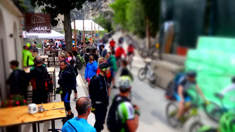 Biker in pausa ai tavoli di un rifugio