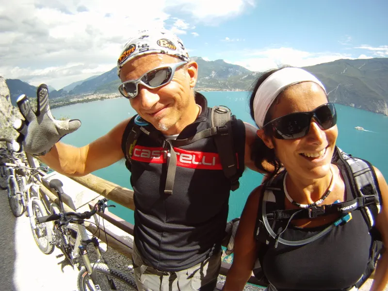 Coppia di biker in posa con il lago alle spalle
