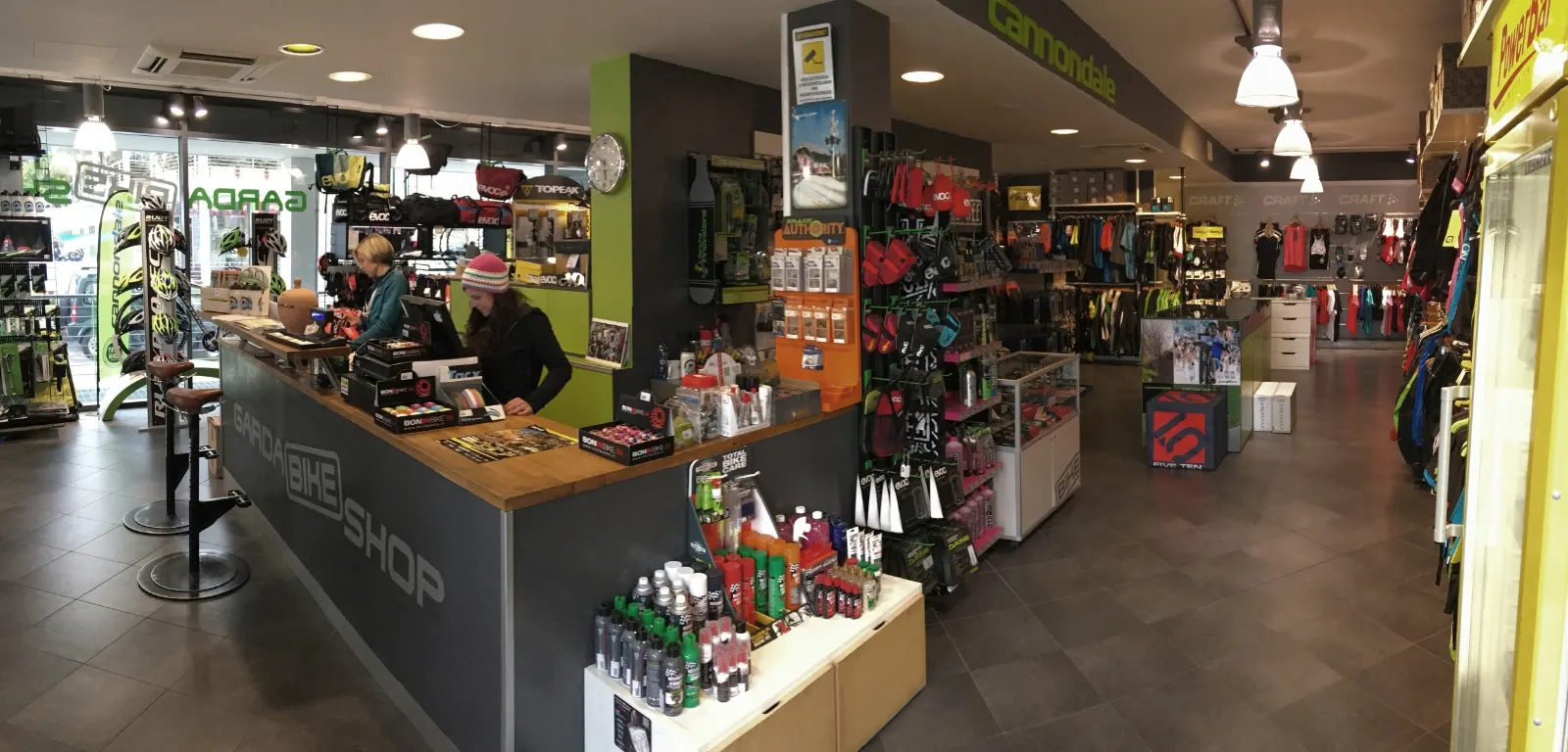 Interno del Garda Bike Shop con il bancone, gli integratori e l'abbigliamento