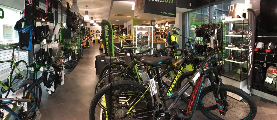 E-MTB in esposizione tra gli scaffali di accessori