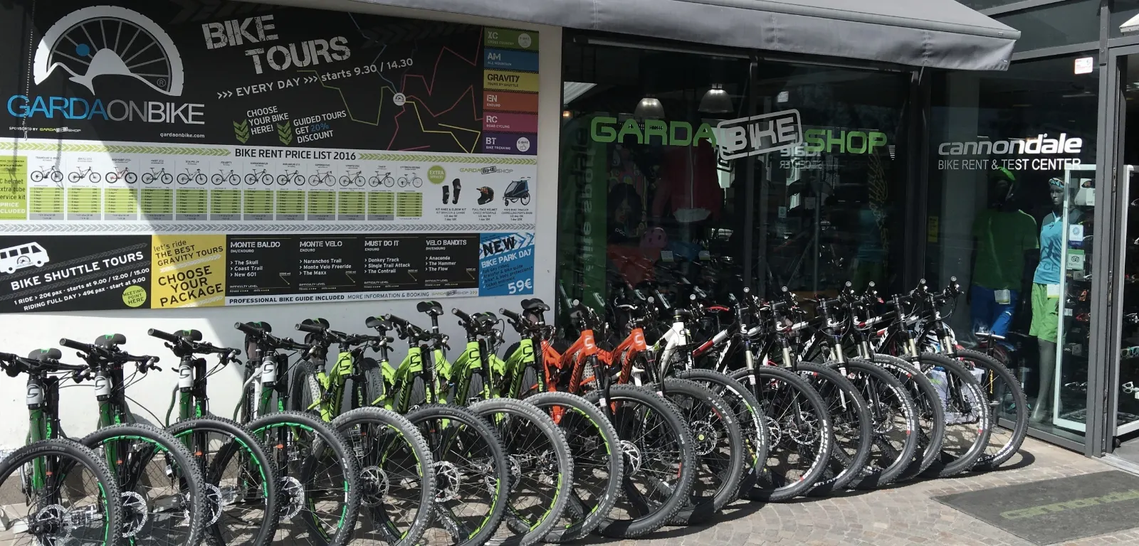 La vetrina del Garda Bike Shop in viale Rovereto con le bici a noleggio schierate