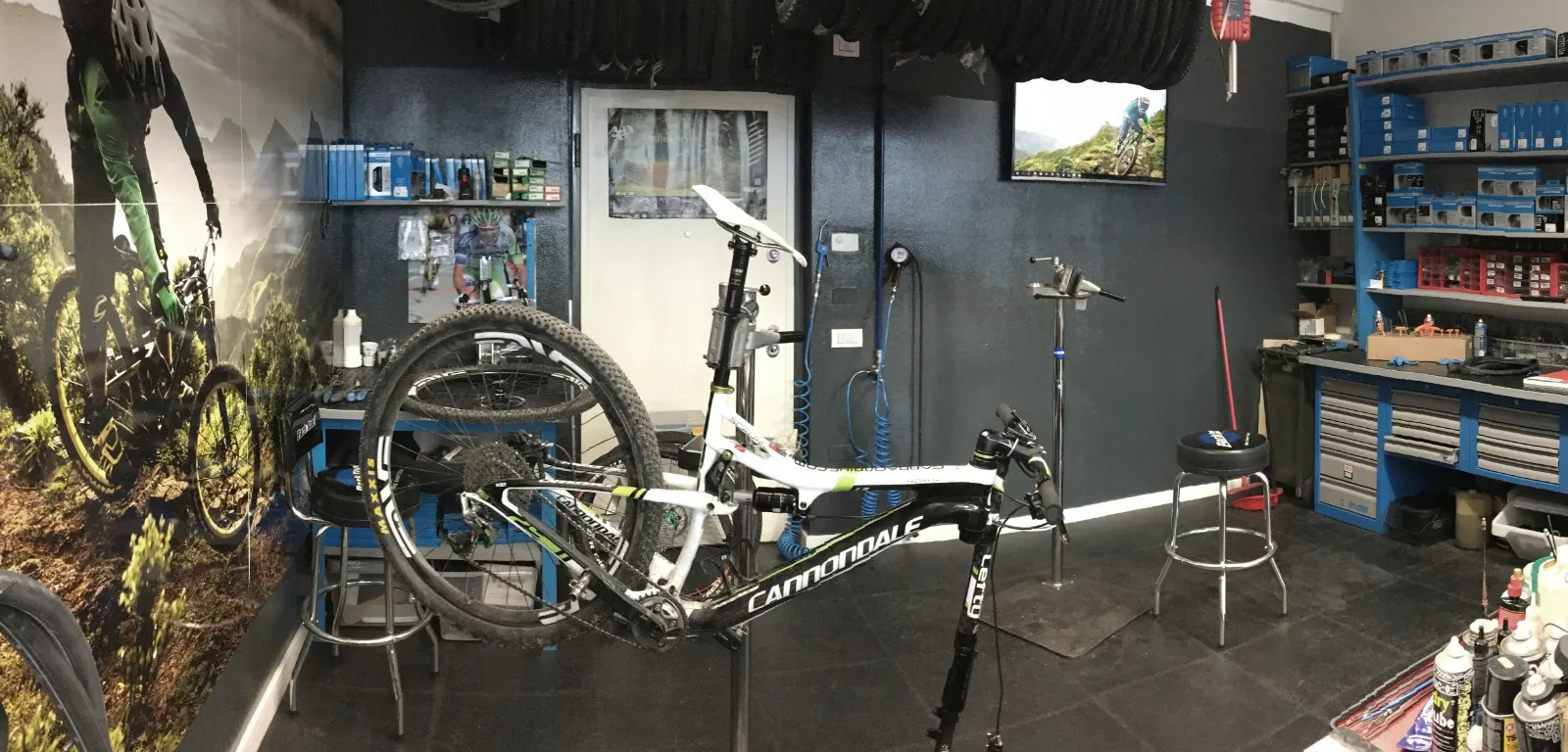 L'officina del Garda Bike Shop con una Cannondale biammortizzata sul cavalletto